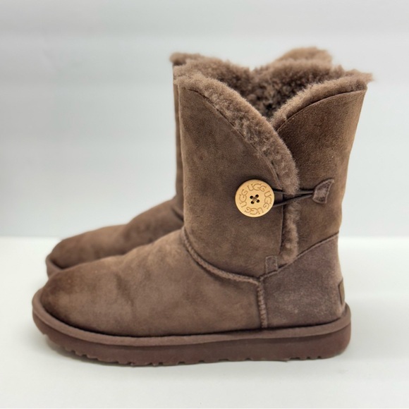 ❌SOLD❌ UGG Australia Women’s Boots Bailey Button Chestnut Brown Sheepskin Sz 9 - Picture 1 of 16
